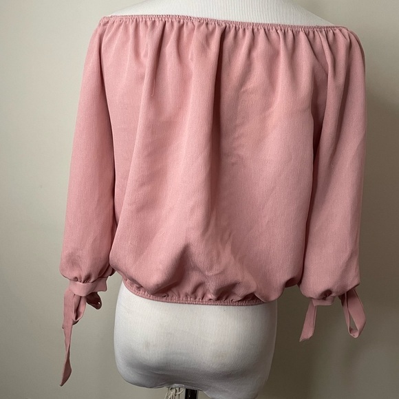 TRENDY IS made in Mexico 100%polyester pink off the shoulder blouse with buttons - Picture 5 of 6